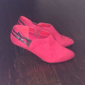 Super comfy stylish red heals!